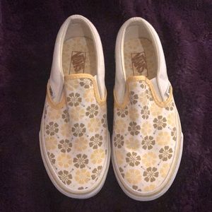 Vans classic slip-on with hibiscus print 🌺💛